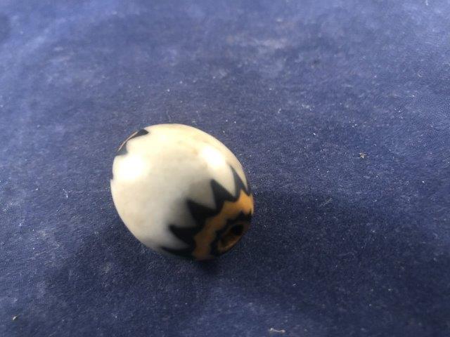 LARGE TRADE BEAD      INDIAN ARTIFACT ARROWHEAD (1 of 3)