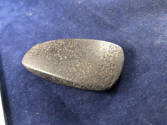 CELT INDIAN ARTIFACT ARROWHEAD: THIS BEAUTIFUL NATIVE AMERICAN INDIAN ARTIFACT IS 2&1/4 INCHES LONG. IT IS FROM ILLINOIS. IT WILL MAKE A GREAT ADDITION TO YOUR COLLECTION! KEY WORDS: NATIVE AMERICAN INDIAN ARTIFACT ARTIFACTS ARROWHE