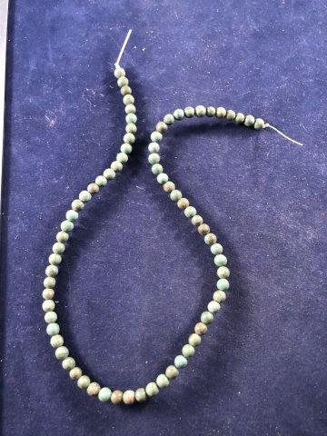 TRADE BEADS INDIAN ARTIFACT ARROWHEAD: IT WILL MAKE A GREAT ADDITION TO YOUR COLLECTION! KEY WORDS: NATIVE AMERICAN INDIAN ARTIFACT ARTIFACTS ARROWHEAD ARROWHEADS MISSISSIPPIAN QUAPAW CADDO POTTERY