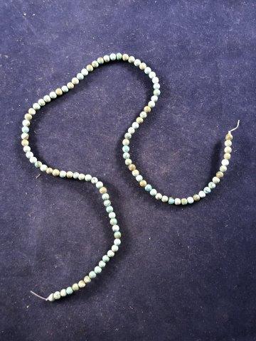 TRADE BEADS INDIAN ARTIFACT ARROWHEAD: IT WILL MAKE A GREAT ADDITION TO YOUR COLLECTION! KEY WORDS: NATIVE AMERICAN INDIAN ARTIFACT ARTIFACTS ARROWHEAD ARROWHEADS MISSISSIPPIAN QUAPAW CADDO POTTERY