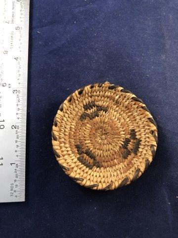 MINI WOVEN BASKET     INDIAN ARTIFACT ARROWHEAD (1 of 2)