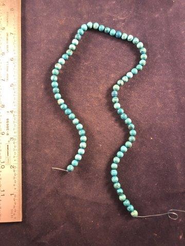 TRADE BEADS     INDIAN ARTIFACT ARROWHEAD (1 of 1)