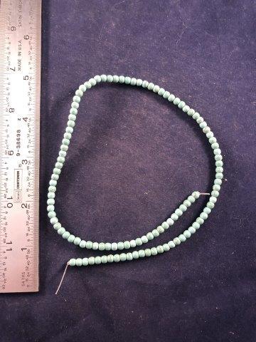 TRADE BEADS     INDIAN ARTIFACT ARROWHEAD (1 of 1)