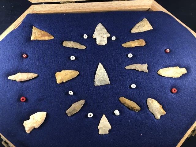 15 VERY NICE ARKANSAS ARROWHEADS & BEADS     INDIAN (1 of 1)