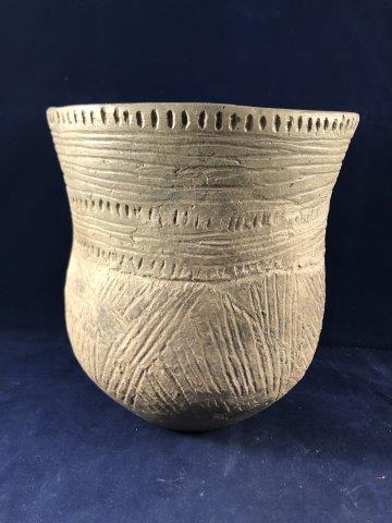 MILITARY ROAD VARIENT JAR WITH COA: THIS BEAUTIFUL NATIVE AMERICAN INDIAN ARTIFACT IS 6&5/8 INCHES TALL BY 6 INCHES WIDE. IT IS FROM HOT SPRING COUNTY COUNTY ARKANSAS. MINOR RIM CHIPS MINOR RESTORATION. COMES WITH A SAM JOHNSON CERTIFIC