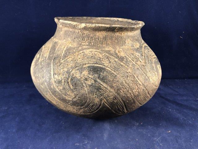 CADDO BRUSHED/INCISED JAR WITH COA: THIS BEAUTIFUL NATIVE AMERICAN INDIAN ARTIFACT IS 4&7/8 INCHES TALL BY 6 INCHES WIDE. IT IS FROM CLARK COUNTY ARKANSAS. MINOR RIM CHIPS NO REPAIR. COMES WITH A SAM JOHNSON CERTIFICATE OF AUTHENTICITY.