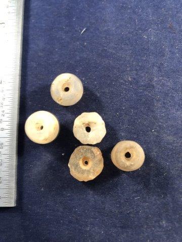 5 QUARTZ BEADS     INDIAN ARTIFACT ARROWHEAD (1 of 1)