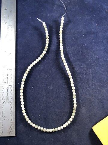 TRADE BEADS INDIAN ARTIFACT ARROWHEAD: THESE BEAUTIFUL BEADS ARE @16 INCHES LONG. IT WILL MAKE A GREAT ADDITION TO YOUR COLLECTION! KEY WORDS: NATIVE AMERICAN INDIAN ARTIFACT ARTIFACTS ARROWHEAD ARROWHEADS MISSISSIPPIAN QUAPAW CADDO POTTER