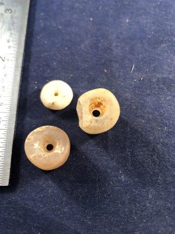 3 QUARTZ BEADS     INDIAN ARTIFACT ARROWHEAD (1 of 2)