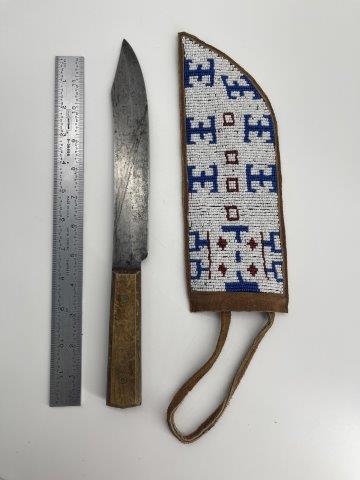 BEADED SHEATH WITH KNIFE      INDIAN ARTIFACT ARROWHEAD (1 of 3)