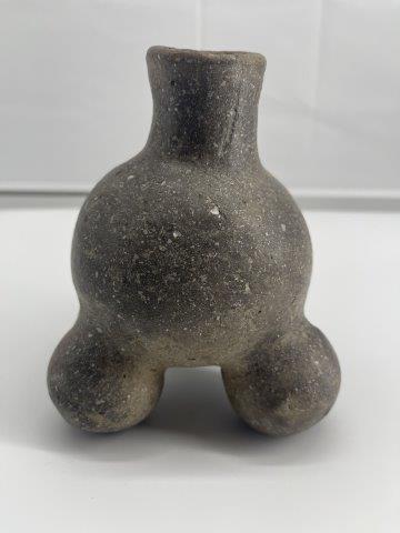 SMALL TRI-POD      INDIAN ARTIFACT ARROWHEAD (1 of 6)