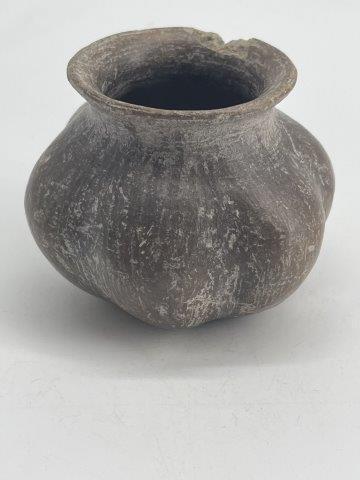 PARACUS JAR INDIAN ARTIFACT ARROWHEAD: THIS BEAUTIFUL ARTIFACT IS 3 INCHES TALL BY 3 INCHES WIDE. THIS IS AN OHIO STATE COLLEGE DEACCESSION. IT IS FROM PERU. IT IS SOLID. ALL ITEMS HAVE BEEN LOOKED AT BY SAM JOHNSON, ALL ARE AUTHENTIC TO T
