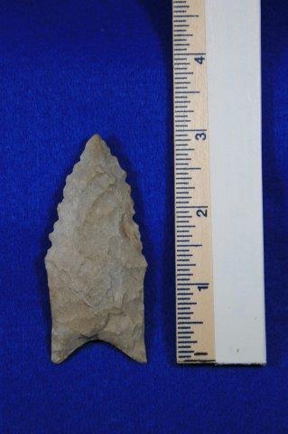 PACTON INDIAN ARTIFACT ARROWHEAD: THIS BEAUTIFUL NATIVE AMERICAN INDIAN ARTIFACT IS 3 INCHES LONG. THIS IS OUT OF THE BARTH GRAYSON COLLECTION. IT IS FROM YELL COUNTY ARKANSAS. ALL ITEMS HAVE BEEN LOOKED AT BY SAM JOHNSON, ALL ARE AUT
