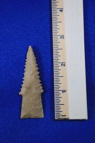 HARDIN INDIAN ARTIFACT ARROWHEAD: THIS BEAUTIFUL NATIVE AMERICAN INDIAN ARTIFACT IS 2&3/4 INCHES LONG. THIS IS OUT OF THE BARTH GRAYSON COLLECTION. IT IS FROM CROSS COUNTY ARKANSAS. ALL ITEMS HAVE BEEN LOOKED AT BY SAM JOHNSON, ALL AR