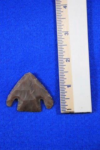 CALF CREEK INDIAN ARTIFACT ARROWHEAD: THIS BEAUTIFUL NATIVE AMERICAN INDIAN ARTIFACT IS 1&1/2 INCHES LONG. THIS IS OUT OF THE BARTH GRAYSON COLLECTION. IT IS FROM CLAY COUNTY ARKANSAS. ALL ITEMS HAVE BEEN LOOKED AT BY SAM JOHNSON, ALL ARE