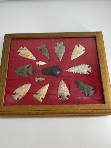 13 ARROWHEADS & 1 GORGET    INDIAN ARTIFACT ARROWHEAD (1 of 4)