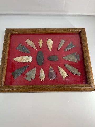 14 ARROWHEADS & 1 GORGET    INDIAN ARTIFACT ARROWHEAD (1 of 4)