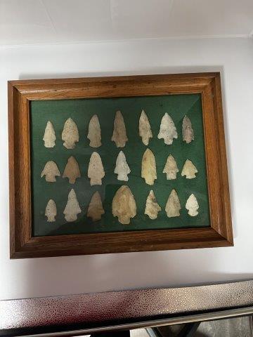 FRAME OF BETTER POINTS      INDIAN ARTIFACT ARROWHEAD (1 of 1)