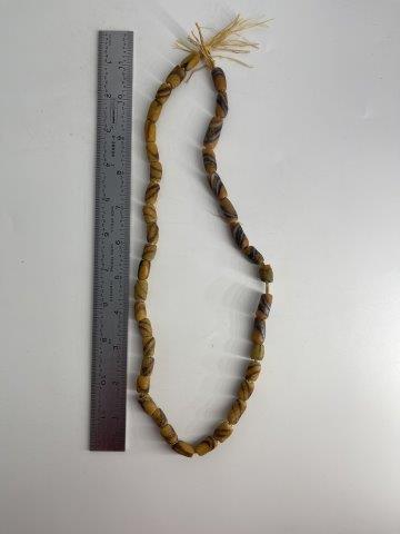 TRADE BEADS      INDIAN ARTIFACT ARROWHEAD (1 of 1)