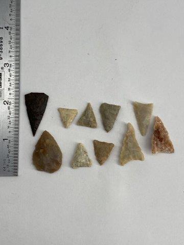10 TRIANGLE POINTS  INDIAN ARTIFACT ARROWHEAD (1 of 1)