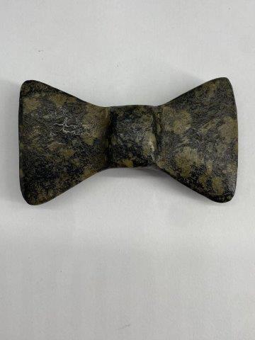 BOWTIE BANNERSTONE  INDIAN ARTIFACT ARROWHEAD (1 of 4)
