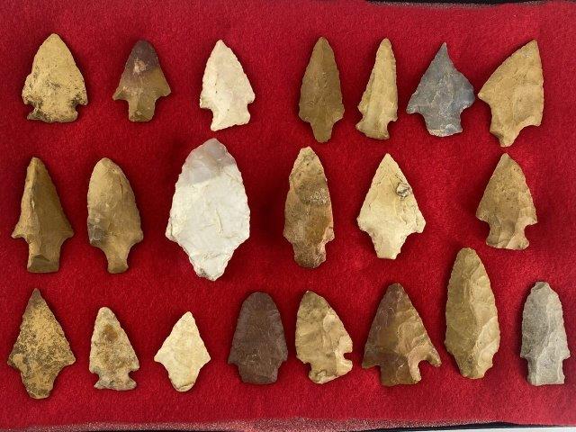 Group of Illinois Points           Indian Artifact Arrowhead (1 of 1)