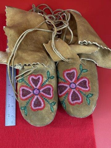 Beaded Moccasins    Indian Artifact Arrowhead (1 of 4)