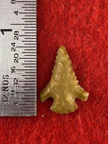 Fine Arrow Point    Indian Artifact Arrowhead (1 of 1)