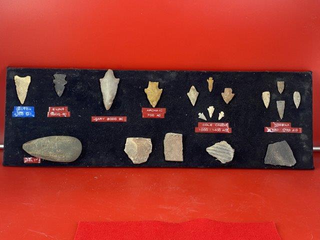 Display from the Museum, Very nice pieces    Indian Artifact Arrowhead (1 of 5)