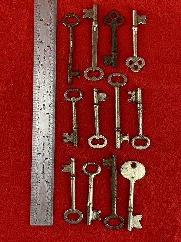 Antique Skeleton Keys     Indian Artifact Arrowhead (1 of 4)