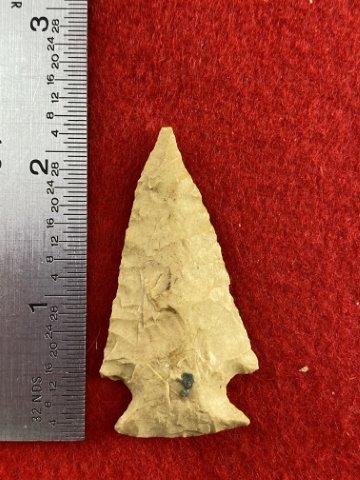 Fine Texas Point Indian Artifact Arrowhead: Please see picture for measurement.Found by Albert Schubge between 1885 & 1928. All artifacts came from the great state of Texas. Ex-Albert Schubge, Warren & Darla Suleske Collection, they are picture