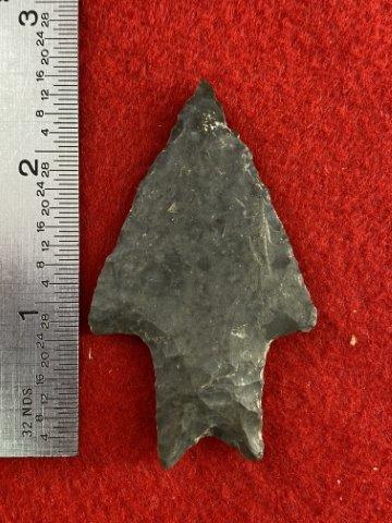 Fine Texas Point Indian Artifact Arrowhead: Please see picture for measurement.Found by Albert Schubge between 1885 & 1928. All artifacts came from the great state of Texas. Ex-Albert Schubge, Warren & Darla Suleske Collection, they are picture