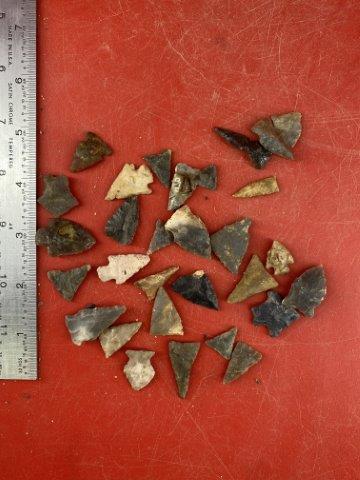 30 Arrow Points Indian Artifact Arrowhead: Please see picture for measurment. These artifacts are from multiple collections from around the United States. KEY WORDS: NATIVE AMERICAN INDIAN ARTIFACT ARTIFACTS ARROWHEAD ARROWHEADS MISSISSIPPIAN 