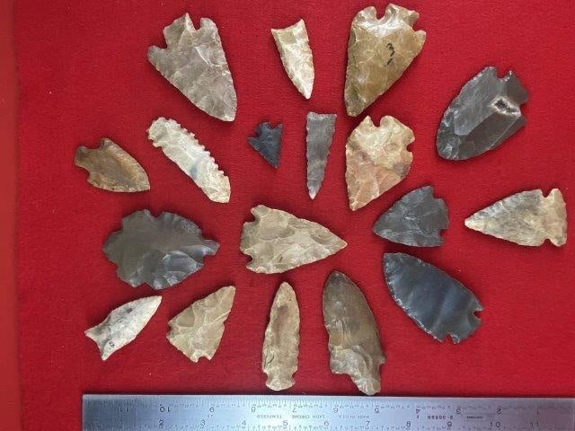Group of Very Nice Arrow Points           Indian Artifact Arrowhead (1 of 1)