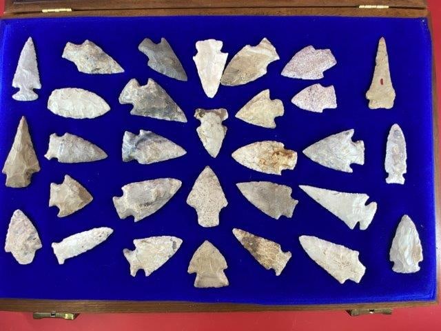 Group of Very Nice Arrowheads           Indian Artifact Arrowhead (1 of 4)