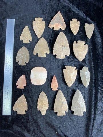 Group of Arrowheads      Indian Artifact Arrowhead (1 of 5)