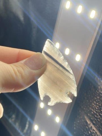 Obsidian Arrowhead from a collection in Northern California: Obsidian Arrowhead from a collection in Northern California Please see picture for measurement. Now taking in consignments for pre-1980 baseball cards , coins & arrowheads etc. Call anytime for detail