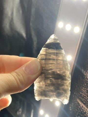 Folsom Obsidian Arrowhead from a collection in Northern California: Folsom Obsidian Arrowhead from a collection in Northern California Please see picture for measurement. Now taking in consignments for pre-1980 baseball cards , coins & arrowheads etc. Call anytime for