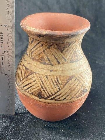 Southwest Pottery from New Mexico Indian Artifact Arrowhead: Indian Artifact Arrowhead. Lifetime Collection of Robert Falk from Eureka Springs, Arkansas. Now taking in consignments for pre-1980 baseball cards, coins & arrowheads etc. Call anytime for details 50