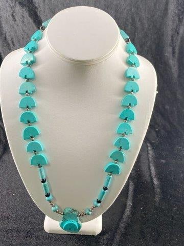 South West Native American Indian Necklace: KEY WORDS: INDIAN ARTIFACT ARTIFACTS ARROWHEAD ARROWHEADS NATIVE AMERICAN MISSISSIPPIAN QUAPAW CADDO POTTERY COINS MORGAN DOLLAR PEACE DOLLAR SILVER COINS Arkansas. Now taking in consignments for pre-