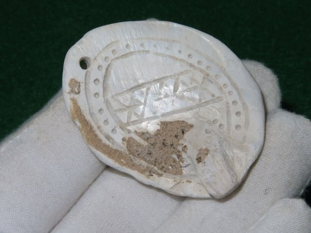 2 & 1/8" Engraved Shell Pendant Indian Artifact Arrowhead (1 of 4)