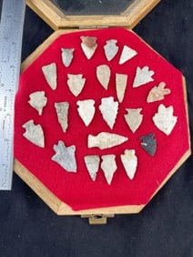 Frame of exceptional Arrowheads from the life-time collection of Michael Knabe frame IS included