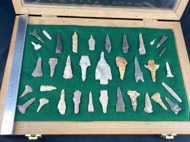 Frame of exceptional Arrowheads from the life-time collection of Michael Knabe frame IS included