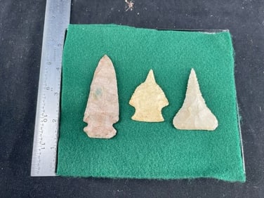 Frame of exceptional Arrowheads from the life-time collection of Michael Knabe frame IS included