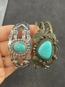 2 Bracelets