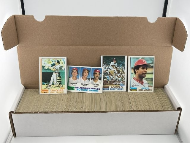 Box of 1982 Topps Very Good Condition lots of duplicates Baseball cards (1 of 1)