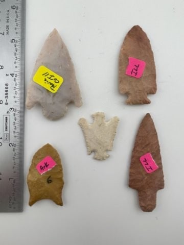 Group of Very Nice Arrow Points: KEY WORDS: INDIAN ARTIFACT ARTIFACTS ARROWHEAD ARROWHEADS NATIVE AMERICAN MISSISSIPPIAN QUAPAW CADDO POTTERY COINS MORGAN DOLLAR PEACE DOLLAR SILVER COINS Arkansas. Now taking in consignments for pre-