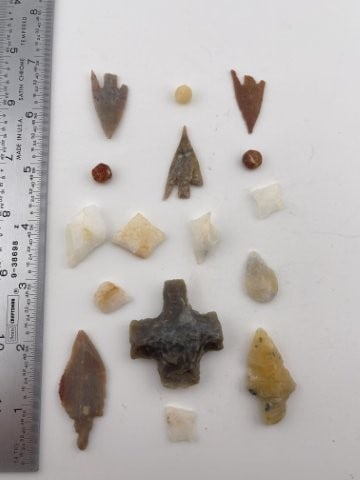 Group of Arrow Points Indian Artifact Arrowhead: KEY WORDS: INDIAN ARTIFACT ARTIFACTS ARROWHEAD ARROWHEADS NATIVE AMERICAN MISSISSIPPIAN QUAPAW CADDO POTTERY COINS MORGAN DOLLAR PEACE DOLLAR SILVER COINS Arkansas. Now taking in consignments for pre-