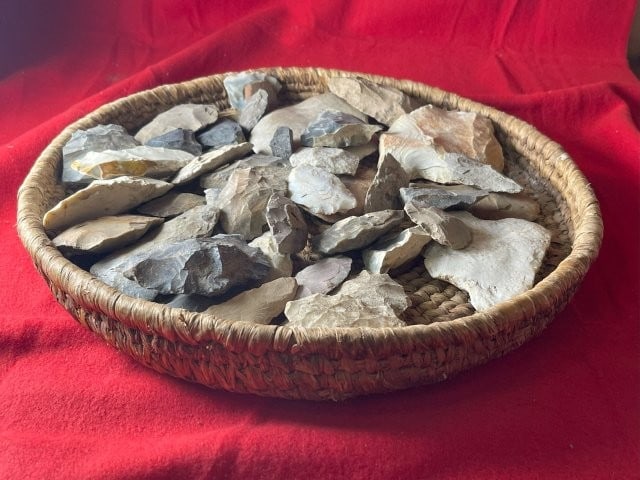 Very Nice Arrowheads with Basket Indian Artifact Arrowhead (1 of 3)