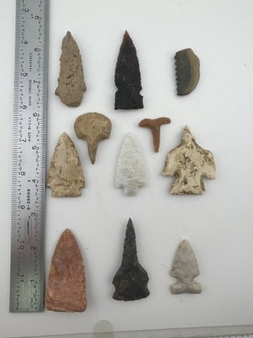 Group of Nice Arrowheads: KEY WORDS: INDIAN ARTIFACT ARTIFACTS ARROWHEAD ARROWHEADS NATIVE AMERICAN MISSISSIPPIAN QUAPAW CADDO POTTERY COINS MORGAN DOLLAR PEACE DOLLAR SILVER COINS Arkansas. Now taking in consignments for pre-